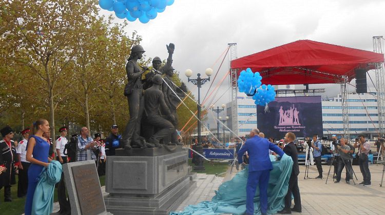 Памятник "Труженики порта" в Новороссийске