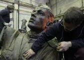 Работа над памятником "В борьбе против фашизма мы были вместе!"