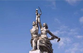 монумента Рабочий и колхозница