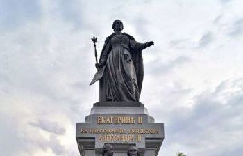 Памятник Екатерине II. Город Симферополь. Отлита на скульптурно-художественном комбинате ЛИТ АРТ